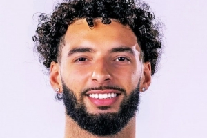 美记：太阳队已与后卫亚历克斯-舒马赫签下一份Exhibit-10 合同