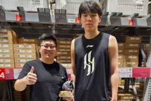 上半身壮了不少啊小杨！网友在波特兰商场偶遇购物的杨瀚森