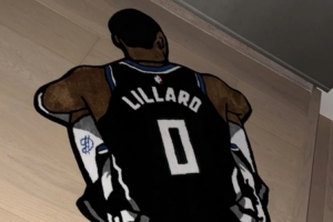 心情如图！利拉德更新社媒晒出自己受伤时坐在球场上的图片