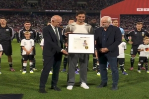 德国队赛前为胡梅尔斯办致敬仪式：外脚背先生，感谢你的一切