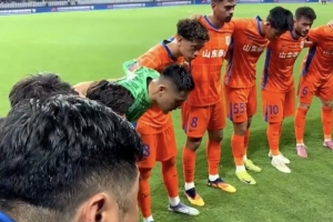 王大雷战申花前围圈鼓舞全队：拿出上一场比赛的斗志来，一起加油