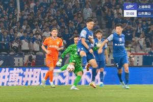 比赛第51分钟，王大雷开球时遭蒋圣龙犯规，蒋圣龙吃到黄牌