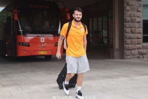 山东泰山队启程前往青岛，准备与青岛海牛队的中超联赛