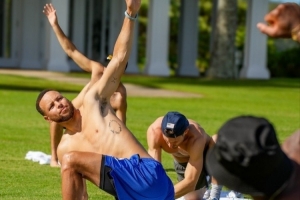 训练师：库里力量的增长对适应艰苦的比赛有帮助 老詹也很懂这点