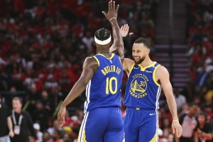 美媒发问：勇士围绕库里建队三年以失败告终 这样值吗？