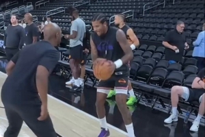 身体看起来无碍！杰伦-格林赛前练习持球干拔三分 命中率相当不错