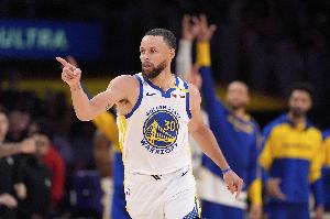 假期没落下学习！库里首节5中4&三分3中2轰11分&命中没站稳三分