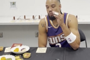 中秋快乐！狄龙与格雷森-阿伦等队友一同品尝月饼