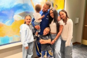 幸福的一家！库嫂晒照狂撒狗粮 全家6口甜蜜出镜！