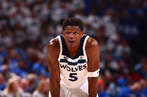 三分没开！爱德华兹上半场15投6中&三分5中1 得到17分1板2助