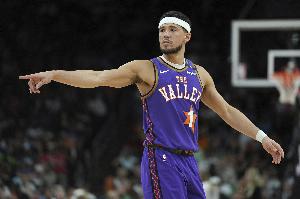 形势突变！太阳第三节30-13净胜篮网17分完成反超 布克单节12分