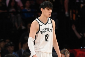 小曾打10分钟！媒体人：难有人情世故出现在季前赛 都为合同而拼