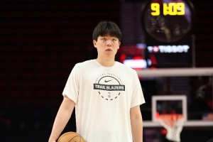 媒体人：今天的表现是杨瀚森正常水平发挥 他真的做到了放下包袱