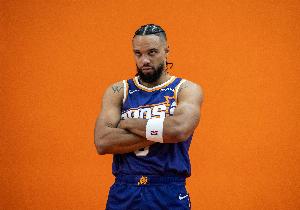 狄龙：詹姆斯是伟大的球员 防守时要贴得很近去影响他打球的方式