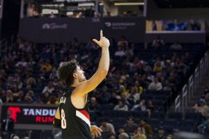 这队友能处~阿夫迪亚晒助攻杨瀚森进三分的画面 连续背运潇洒传球