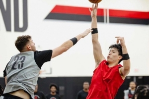 体育画报：杨瀚森能里能外 他和克林根将一起扮演内线的重要角色