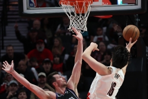 队记：杨瀚森单打尤班克斯背运+转身这一套哪个大个子能做出来？