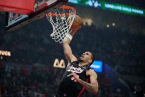 队记：卡马拉因膝盖酸痛缺席训练 明天对阵勇士是否出战未确定