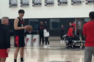 上场爆发后整个人松弛感拉满~小吧探班开拓者训练 杨瀚森加练罚球