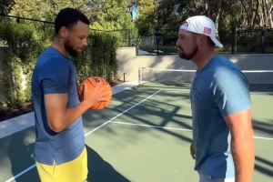 库里单挑职业高尔夫球手迅速胜出 詹姆斯评论：晚安！