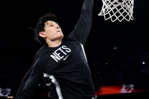 篮网自媒体：曾凡博能回中国拿7位数年薪 或者去G联盟年薪10万刀