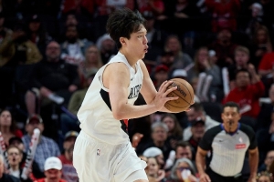 媒体人：杨瀚森进步了！库里拥有圆柱体了！哇欧！