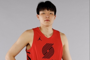 媒体人：季前赛两次6犯离场 杨瀚森的犯规频率还需要想办法控制