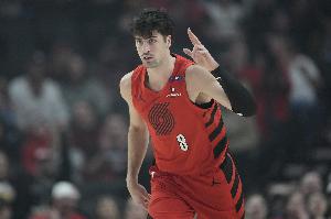 半场三分3中0！阿夫迪亚半场9中3 拿到8分3篮板3助攻