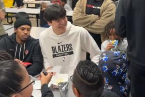 小杨很招小球迷喜爱啊！小吧在现场参与杨瀚森社区活动