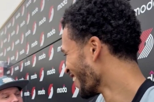 比卢普斯打趣卡马拉：展示一下你那八千万美元的微笑 别藏着了