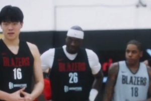 气氛很棒！比卢普斯训练中祝贺三位球员续/签约 杨瀚森等队友鼓掌