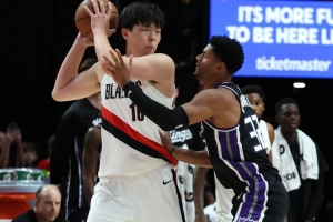 时好时坏很可能是杨瀚森赛季的正常状态 他必须加强篮板球能力