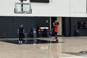 小伙子会来事！亨德森加练投篮 陪他训练的是杨瀚森的翻译刘老师