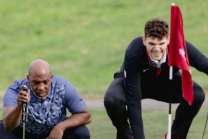 赛季开始前放松一下！比卢普斯带克林根和克里斯-穆雷打高尔夫