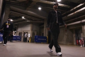 生涯第17个赛季！库里牛仔装入场 戴着耳机摇头晃脑