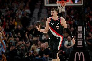 命中2记三分球！克林根5中3拿到8分6板1助2断1帽