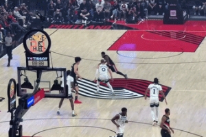 直接挂倒迪文岑佐！张卫平：杨瀚森这挡拆不吹犯规真是占便宜了