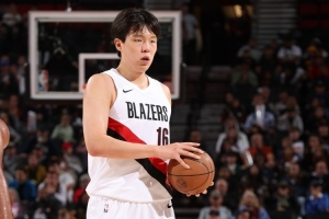 媒体人：相信小杨已有体会 在NBA要先下手为强 别客气自信多用脑