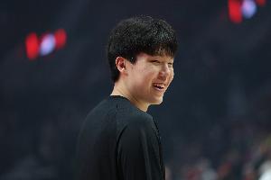 首秀在即！杨瀚森赛前在场边摩拳擦掌 总经理克罗宁在一旁陪着