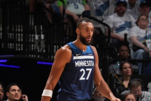 杨瀚森被戈贝尔封盖！刘维伟：昨天跟他说了 只晃一下就投不行