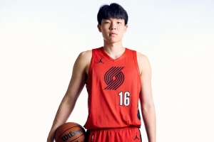 杨瀚森目前担任球队第二中锋 他将面临更为激烈的竞争环境