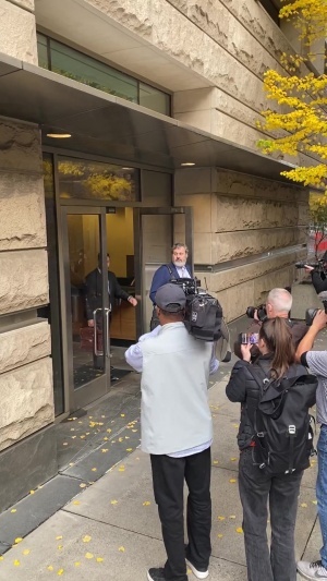 凌晨被捕！比卢普斯已离开当地法院 身着连帽衫神情复杂