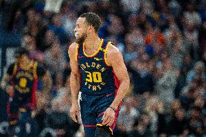 人气拉满！“库里超远三分绝平”词条冲上微博热搜榜第一位