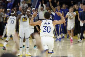 美记：以库里的身材 在快要40岁的时候还能如此统治比赛 难以置信