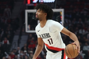 今天手感不佳！谢顿-夏普上半场9中2得7分2板 三分3中0