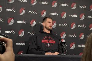 美记：斯普利特在赛前发布会上持续表示要向前看 不要纠结于现状