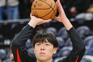 媒体人：被库里连着点名打 别说杨瀚森了 昨天的戈登也顶不住