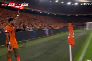 荷兰1-0领先波兰！德佩角球开出，邓弗里斯高高跃起头球破门！