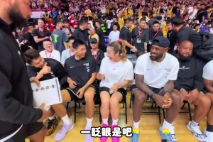 带着老婆看美网！库里这是看到什么好球，竟被惊出了表情包