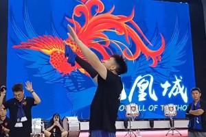 国安球迷高唱王大雷不如韩佳奇，泰山球迷回敬侯森不如王大雷